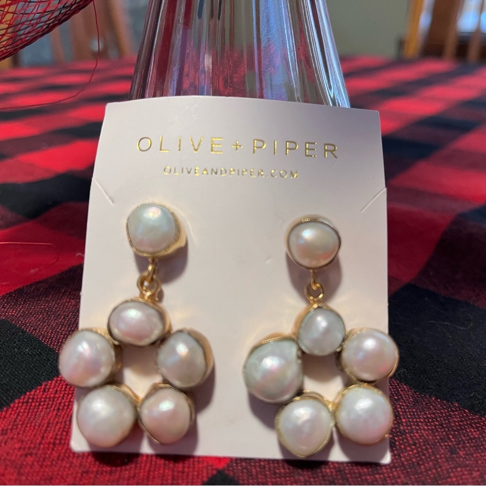 Olive + Piper dangle pearl earrings new ❤️